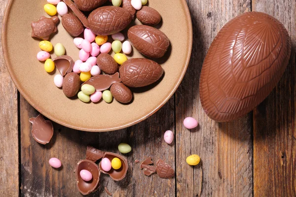 Oeufs et bonbons au chocolat de Pâques — Photo