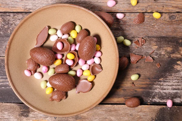 Velikonoční čokoládové vajíčka a cukroví — Stock fotografie