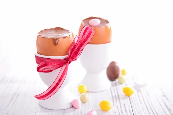 Mousse au chocolat dans les œufs — Photo
