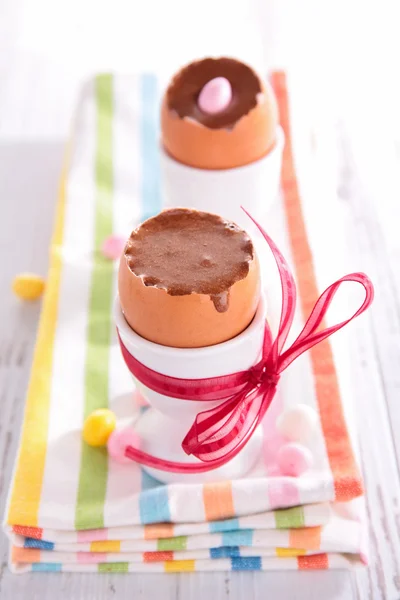 Chocolade mousse in de sector eieren — Stockfoto
