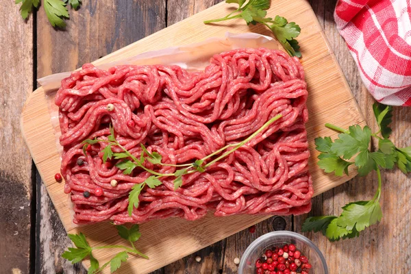 Carne de bovino picada crua — Fotografia de Stock