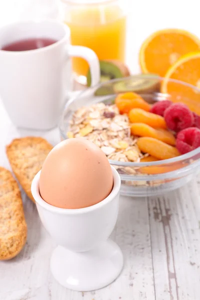 Frukost med ägg, flingor och te — Stockfoto