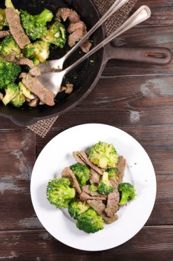 biftek ve kızarmış brokoli