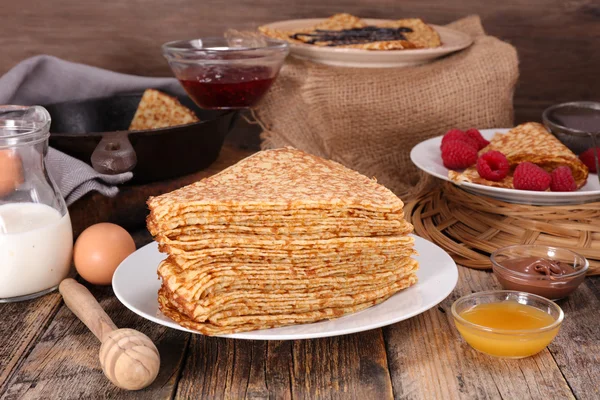 Sammansättning med crepe och ingredienser — Stockfoto