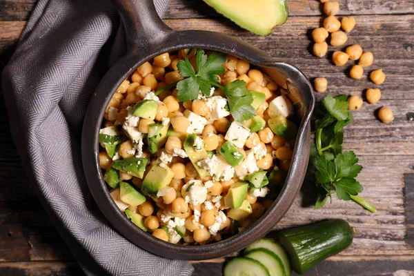 ひよこ豆とアボカドのサラダ — ストック写真