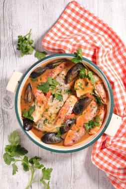 bouillabaisse deniz ürünleri tabağı
