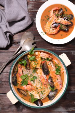 bouillabaisse deniz ürünleri tabağı