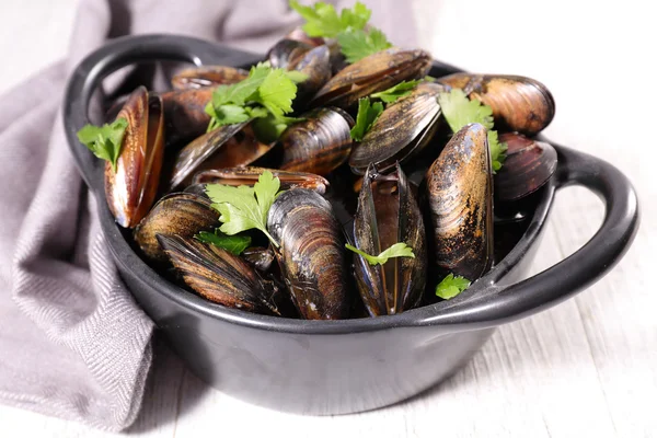 Boiled mussels and parsley — Stock Photo, Image