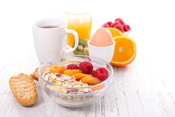 Yumurta, tahıl ve çay ile Servis Kahvaltı — Stok fotoğraf