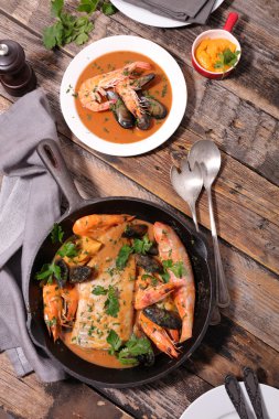bouillabaisse deniz ürünleri tabağı