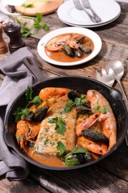 bouillabaisse deniz ürünleri tabağı