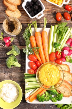 çeşitli sebze ve dip sos