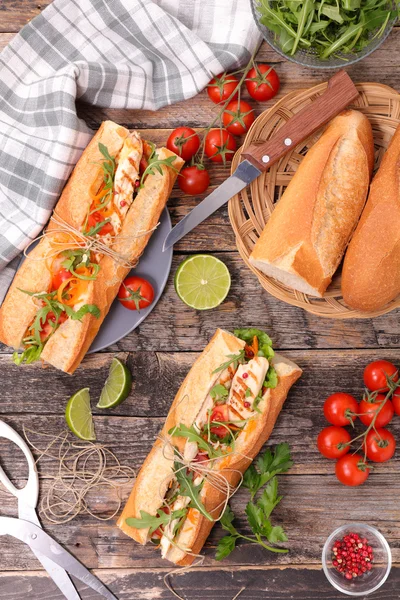 A csirke és a zöldség szendvicset — Stock Fotó