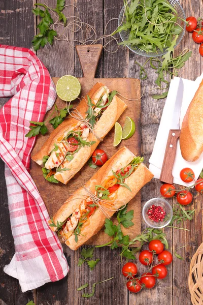 Sanduíches com frango e legumes — Fotografia de Stock