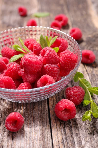 Fresh raspberries in bowl — Stock Photo, Image