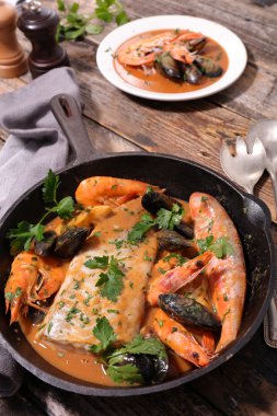 bouillabaisse deniz ürünleri yemek