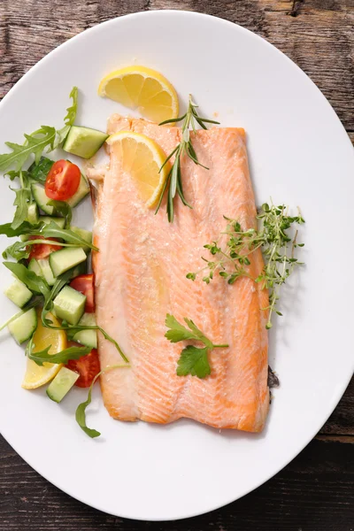 Gebackener Fisch und Salat — Stockfoto