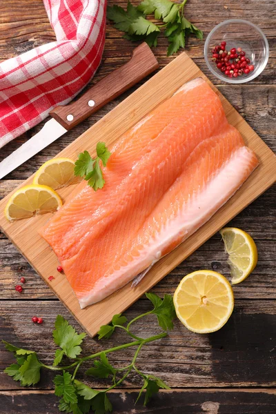 çiğ balık ve malzemeler