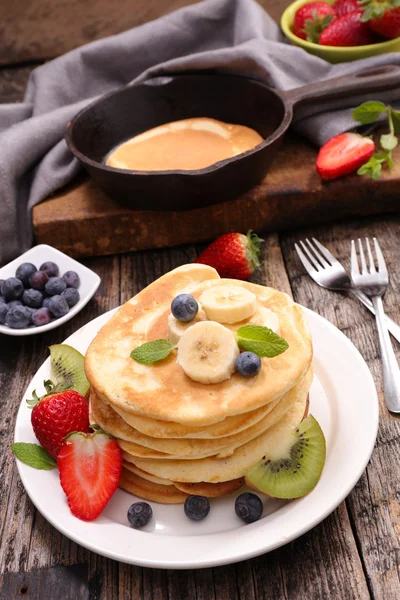Süße Pfannkuchen mit Früchten — Stockfoto