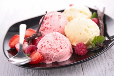 Böğürtlenli dondurma.