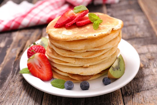 Pfannkuchen mit Beeren und Früchten — Stockfoto