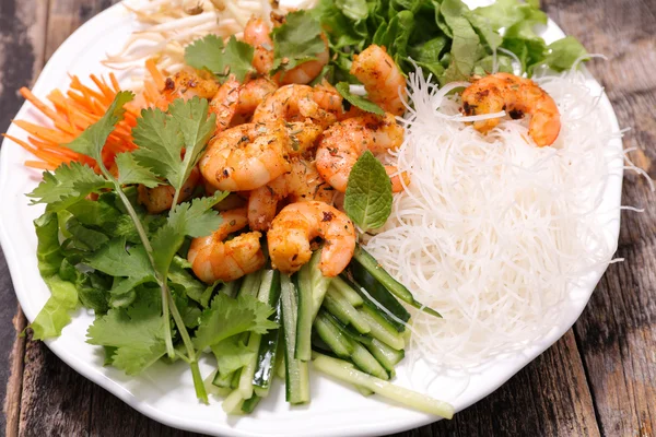 Fried shrimps with vegetables and noodles — Stock Photo, Image