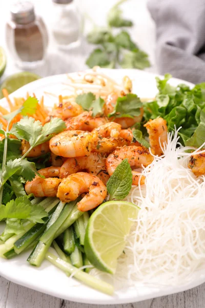 Fried shrimps with vegetables and noodles — Stock Photo, Image