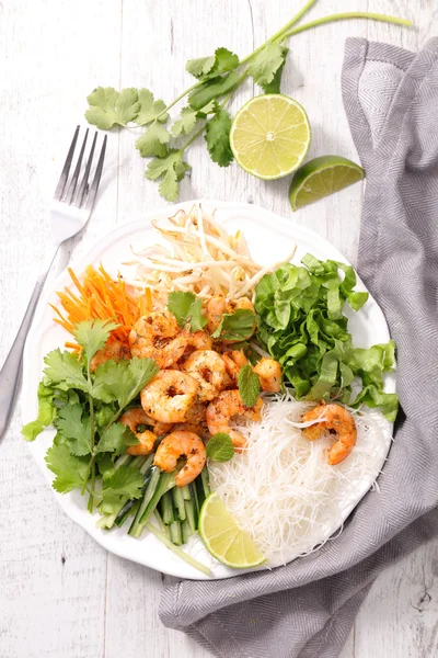 Fried shrimps with vegetables and noodles — Stock Photo, Image