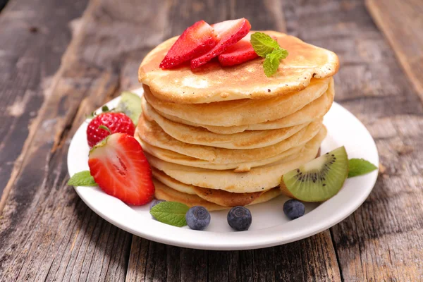 Frittelle con bacche e frutta — Foto Stock