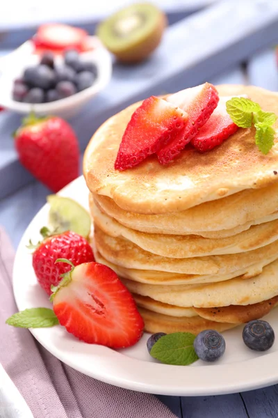 Panquecas com bagas e frutas — Fotografia de Stock