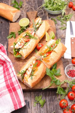 sandviç tavuk ve sebze ile