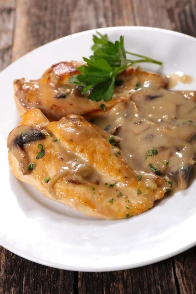 Poitrine de poulet aux champignons et crème — Photo