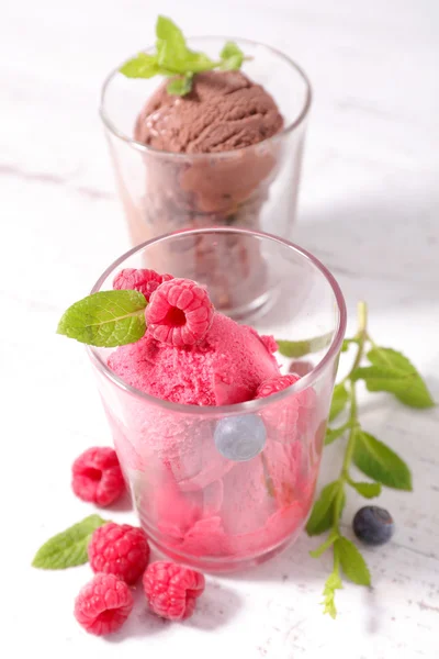 Csokoládé- és bogyós fagylalt — Stock Fotó