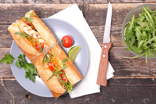 Sanduíche com frango e salada — Fotografia de Stock