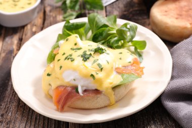 Tütsülenmiş somonlu Benedict yumurtası.