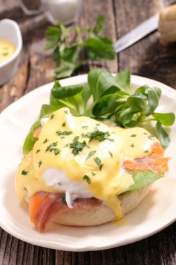 Tütsülenmiş somonlu Benedict yumurtası.