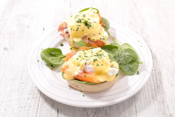 Oeufs benedict sur muffins anglais — Photo