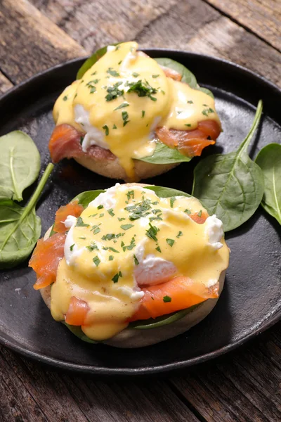 Oeufs benedict sur muffins anglais — Photo