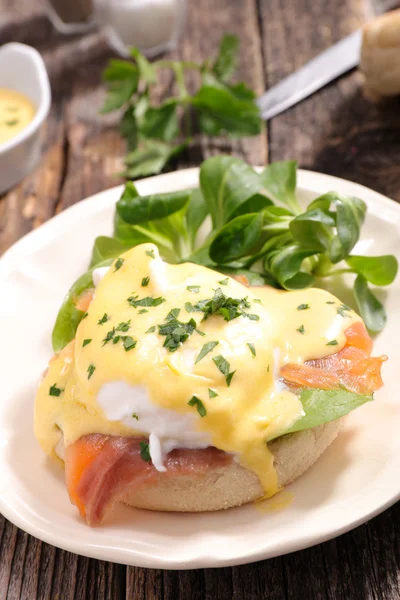 EierBenedictus met gerookte zalm — Stockfoto