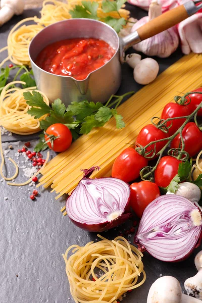 Ruwe spaghetti en ingrediënten — Stockfoto