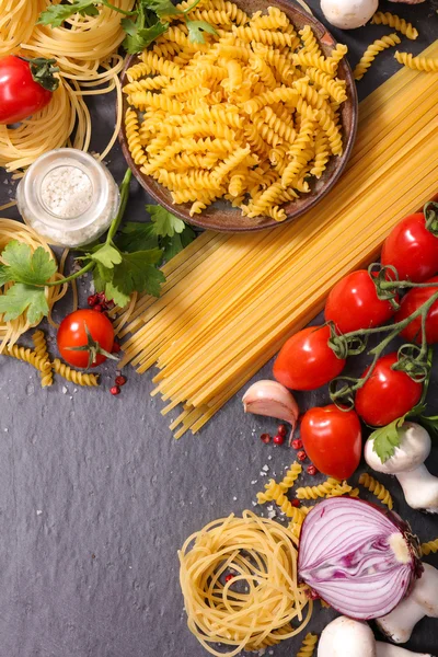 Macarrão cru, tomate cereja e ervas — Fotografia de Stock