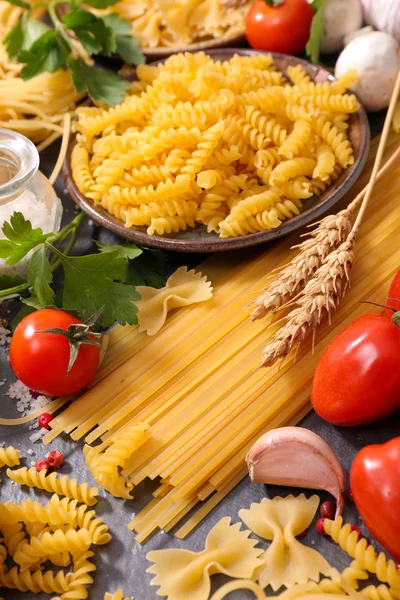 Rå pasta, körsbärstomater och örter — Stockfoto