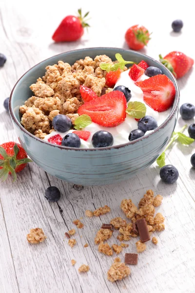 Müsli med bär och yogurt — Stockfoto