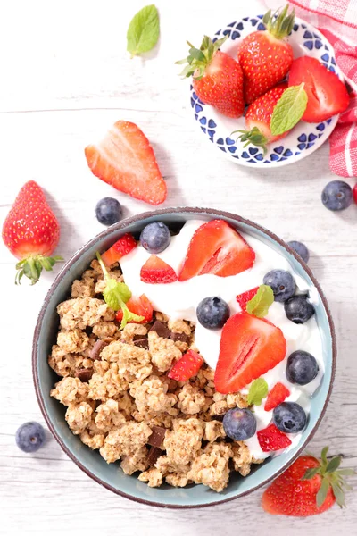 Frühstück mit Müsli und Beeren — Stockfoto