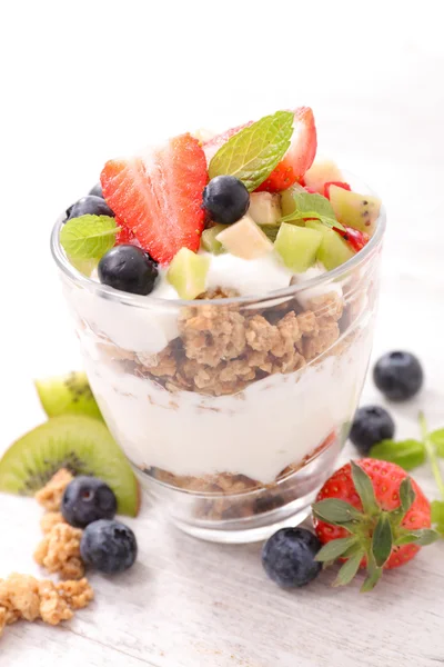 Muesli with yogurt and fruits — Stock Photo, Image