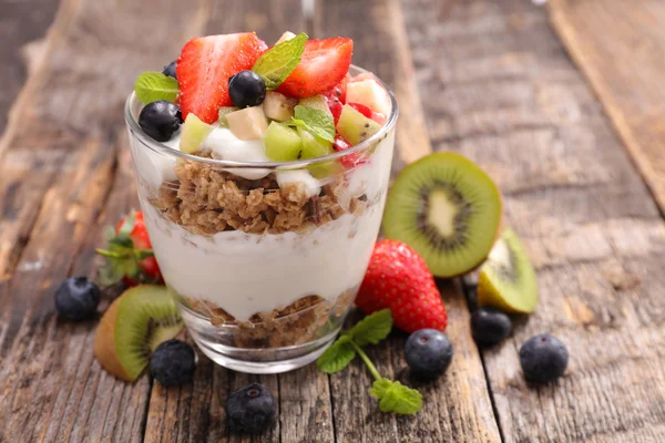 Ontbijt met muesli en fruit — Stockfoto