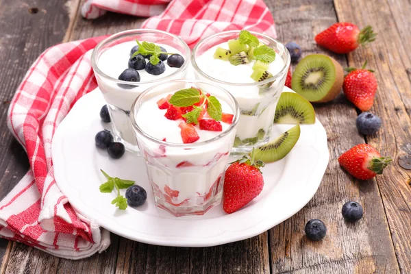 Yogurt and fruits in glasses — Stock Photo, Image