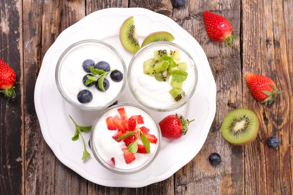 Joghurt und Früchte im Glas — Stockfoto