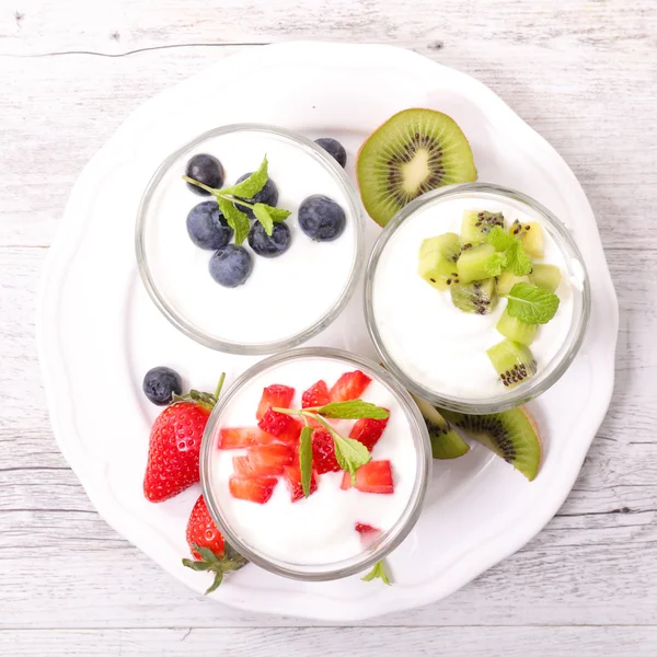 Jogurt a ovoce v brýlích — Stock fotografie