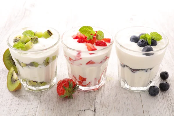 Yogurt y frutas en vasos — Foto de Stock